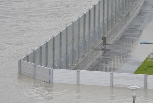 中国造不出防汛挡水板？